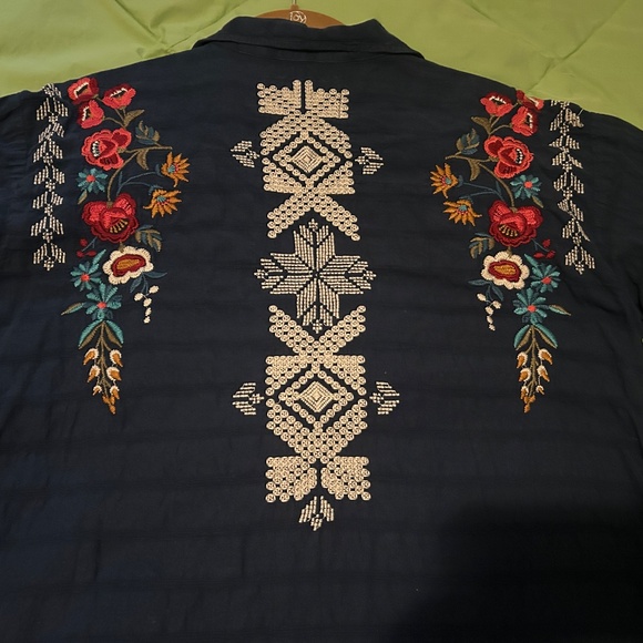 Johnny Was Navy button down top-fantastic Embroidery Coming & Going! - Picture 3 of 16